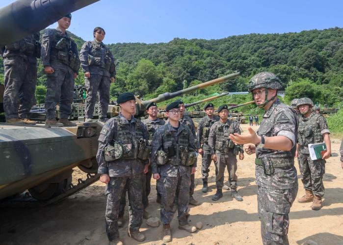 박안수(앞줄 오른쪽) 육군참모총장이 20일 다락대과학화훈련장을 방문해 K2 전차 전력화 사격훈련에 매진하는 8기동사단 장병들을 격려하고 있다. 육군 제공