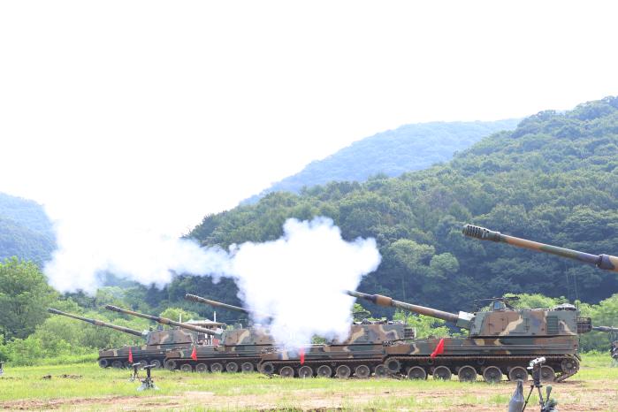 육군1포병여단 용호포병대대 K9 자주포가 20일 경기도 파주시 일대 훈련장에서 포탄을 발사하고 있다. 사진 제공=장한나 중사