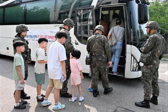 대피소 이동 차량에 탑승하는 8542부대 군 가족들. 사진 제공=천강현 일병