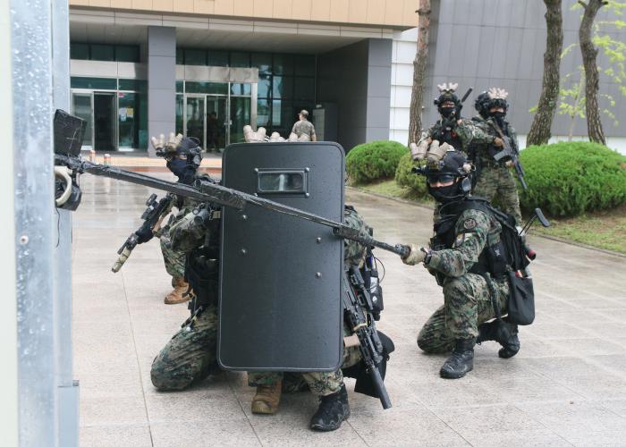 육군특전사 천마부대 특임대원들이 테러범들이 점거한 건물에 진입하기 위해 통로를 개척하고 있다.