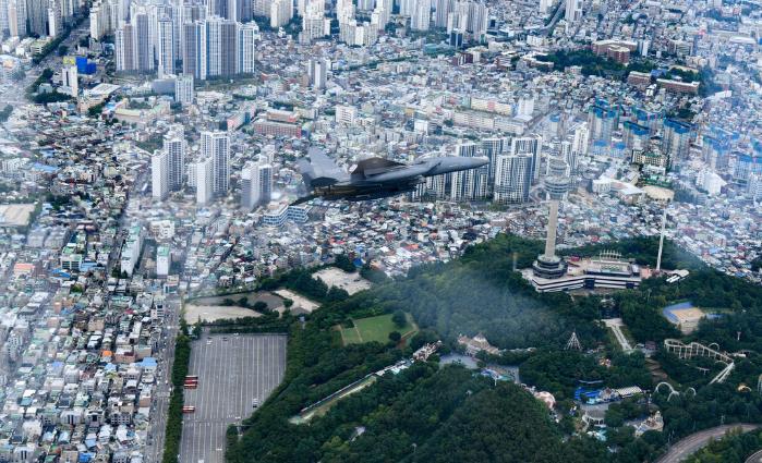 전국 동시 민방위 훈련이 이뤄진 22일 오후 2시 공군 F-15K 전투기가 대구시 상공에서 ‘모의공습 비행’을 하고 있다. 공군은 이날 항공기 7대를 전국 주요 도시에 투입해 훈련의 실전성과 효과를 높였다. 공군 제공