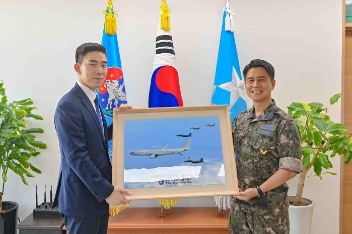 공군5공중기동비행단 장병들에게 1000만 원어치 위문품을 전달한 하창훈(왼쪽) 한마음의료원장이 주성규 비행단장으로부터 기념 액자를 선물 받고 있다. 부대 제공