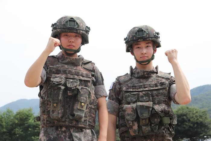 교통사고 현장에서 침착하고 발 빠르게 국민의 생명을 구한 육군25보병사단 감악산대대 허은솔(왼쪽) 하사와 김건우 병장. 사진 제공=김근호 상사