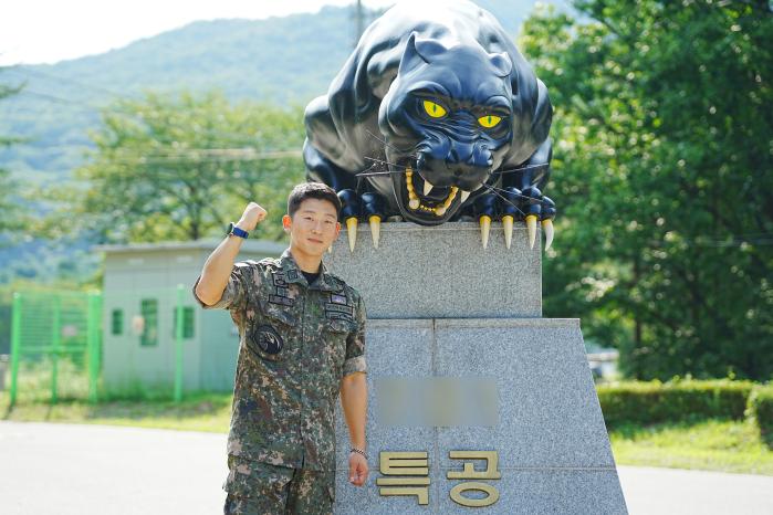 의식을 잃고 쓰러진 어르신을 응급처치한 육군1군단 특공연대 강경수 상사. 부대 제공