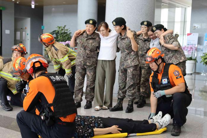 국가 중요시설인 농촌진흥청에서 열린 테러 대응 훈련에서 육군35보병사단 여성예비군들이 소방대원들과 함께 부상자들을 구조하고 있다. 부대 제공