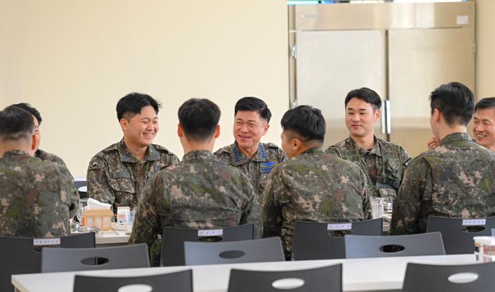 이영수(가운데) 공군참모총장이 지난 23일 전남지역 미사일감시대에서 장병들과 함께 식사하며 이야기를 나누고 있다. 공군 제공