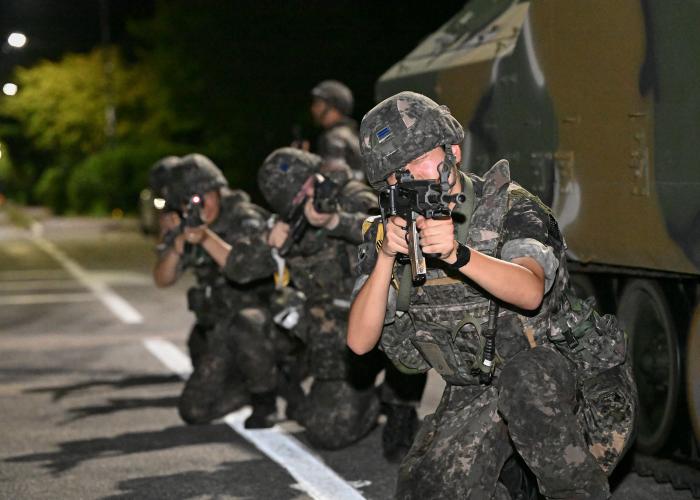 공군18전비 장병들이 야간 기지방어작전을 수행하고 있다. 사진 제공=신석원 상병