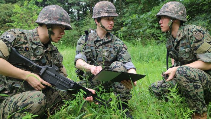 육군특수전사령부 귀성부대 장병들이 인천광역시 서구 일대에서 열린 민사동원훈련 중 작전 환경을 분석하고 있다. 부대 제공