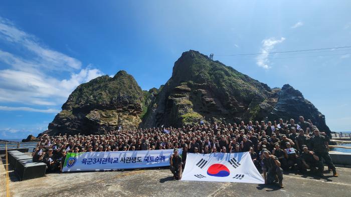 육군3사관학교가 지난 18~23일 시행한 사관생도 국내외 탐방에서 생도들이 독도에 입도해 조국수호 의지를 다지고 있다. 부대 제공