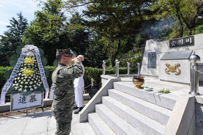 전웅식 해군진해기지사령부 육상경비대대장이 지난 23일 열린 여좌검문소 순직 군사경찰 추모행사에서 거수경례하고 있다. 사진 제공=남호 중사