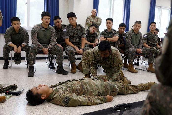 육군5보병사단 군사경찰대대 장병들이 미 19지원사령부 군사경찰대대와의 조우전 관련 연합전술토의에서 미군 장병이 전투부상자처치 시범을 보이고 있다. 부대 제공