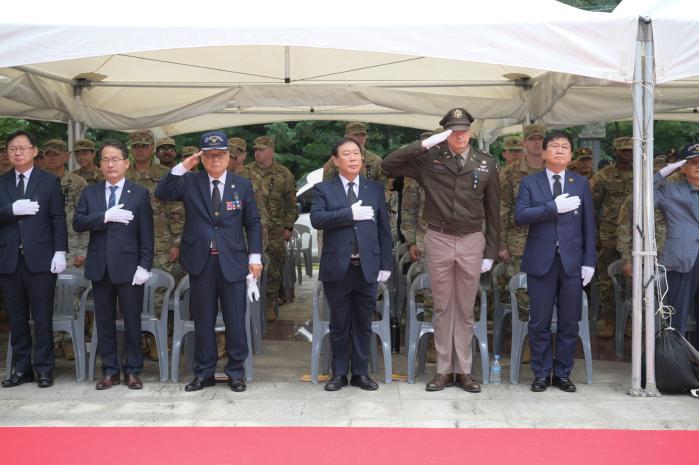 개미고개 6·25 격전지 추모제에서 참석자들이 국기에 대한 경례를 하고 있다. 세종시청 제공