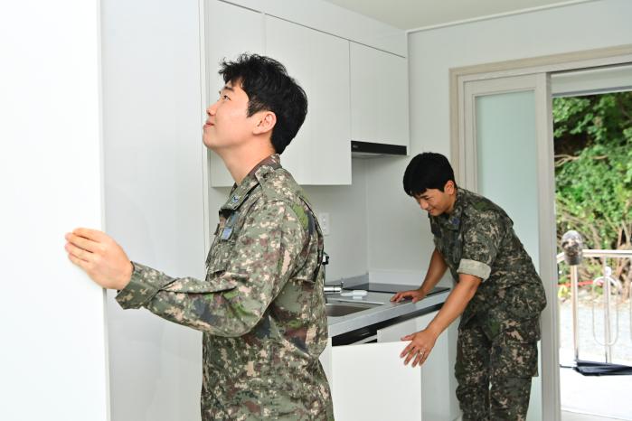 공군3훈련비행단 남지 비상활주로 파견 간부들이 신축 숙소 내부를 둘러보고 있다. 부대 제공