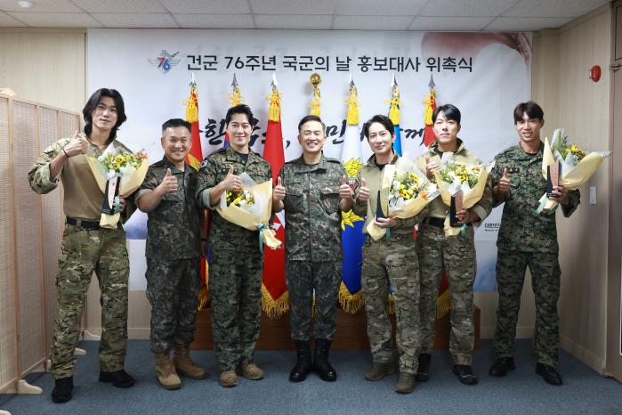 26일 서울 용산구 국군의날행사기획단장 집무실에서 건군 76주년 국군의 날 홍보대사로 위촉된 최영재 씨와 에이전트 H 씨가 참석자들과 기념촬영을 하고 있다. 왼쪽부터 이동규(국군정보사 출신 예비역 중사), 정구환(육군준장) 국군의날행사기획단 참모장, 최영재, 김봉수(육군중장) 국군의날행사기획단장, 에이전트H, 김민준(해군특전단 출신 예비역 중사), 홍범석(육군특전사 출신 예비역 상사). 김병문 기자