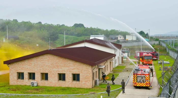 유류수령시설 화재 진압 훈련 중인 공군19전투비행단 장병들. 사진 제공=지준오 중사