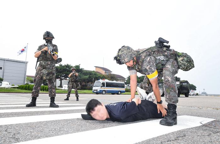 26일 전개된 인천기지 합동 방호훈련에서 인방사 군사경찰대 장병들이 침투자를 제압하고 있다. 부대 제공