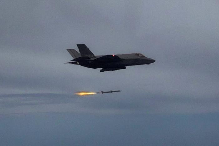 공군 F-35A 전투기가 ‘2024 을지 자유의 방패’ 연습 2부 첫날인 26일 이뤄진 ‘한미 연합 공대공·공대지 실사격 훈련’ 중 서해상에서 순항미사일·무인공격기 역할을 하는 훈련용 표적을 향해 AIM-120C 암람 공대공 미사일을 발사하고 있다. 공군 제공