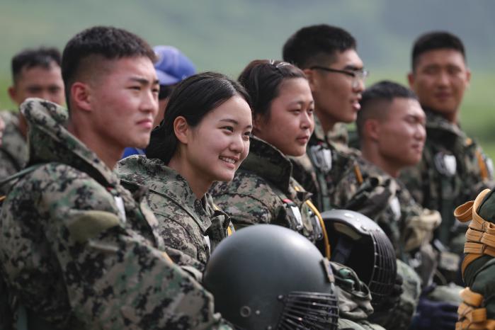 육군3사관학교 4학년 생도들이 지난 7월 육군특수전학교 강하훈련장에서 실시한 공수기본 자격 강하 훈련을 마친 뒤 성공을 자축하고 있다. 이경원 기자