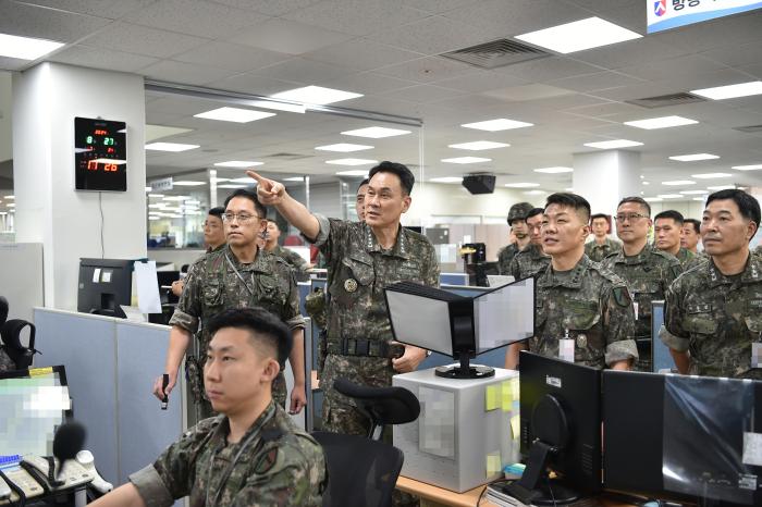 김명수(왼쪽 둘째) 합참의장이 27일 육군수도군단을 방문해 전·평시 작전 수행체계를 점검하고 있다. 합참 제공