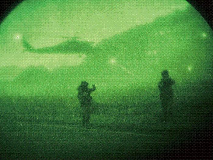 UH-60 블랙호크 헬기에서 내린 특전대원이 이동하는 모습.