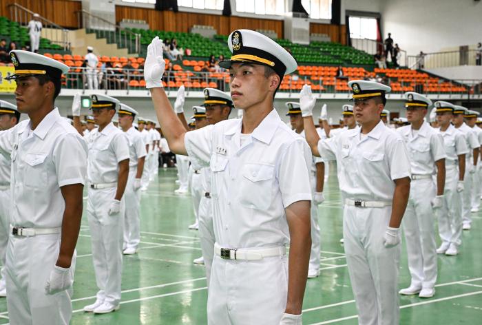 29일 해군교육사령부 호국관에서 거행된 제284기 부사관후보생 수료 및 임관식에서 신임 부사관들이 임관선서를 하고 있다. 사진 제공=손정민 중사
