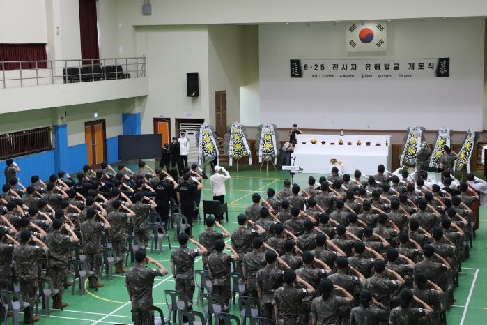 육군25보병사단 장병들이 29일 부대에서 열린 6·25전쟁 전사자 유해발굴 개토식 중 호국영령에 대한 경례를 하고 있다. 부대 제공