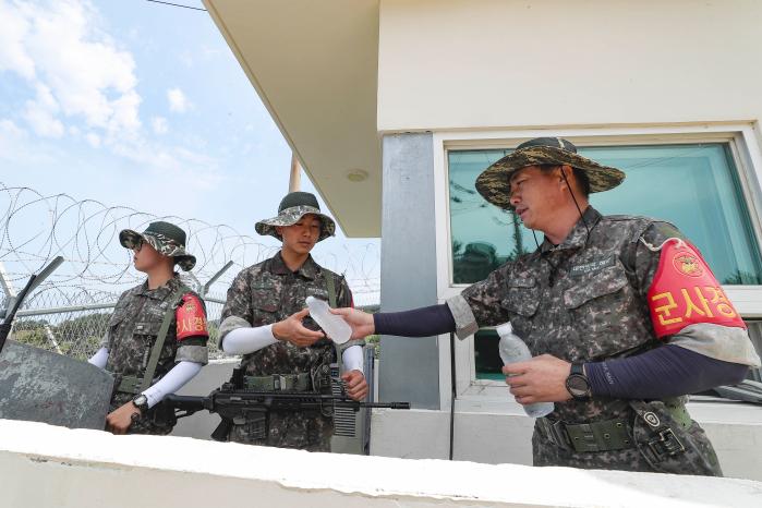 위병소 근무자에게 시원한 물을 건네고 있는 곽우종(맨 오른쪽) 상사.