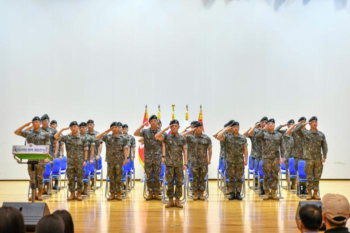 지난달 30일 충남 계룡대 육군본부 대강당에서 열린 ‘24-2·3기 예비역의 현역 재임관식’ 행사에서 재임관자들이 경례하고 있다. 부대 제공