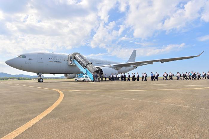 공군사관학교 4학년 생도(73기)들이 3일 해외항법훈련을 위해 KC-330 다목적 공중급유수송기에 탑승하고 있다. 부대 제공