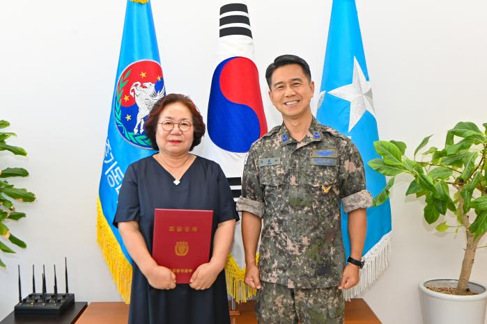 4일 주성규(오른쪽) 공군5공중기동비행단장이 군용기 무단촬영 신고자 이양자 씨에게 감사장을 전달했다. 사진 제공=고미숙 상사