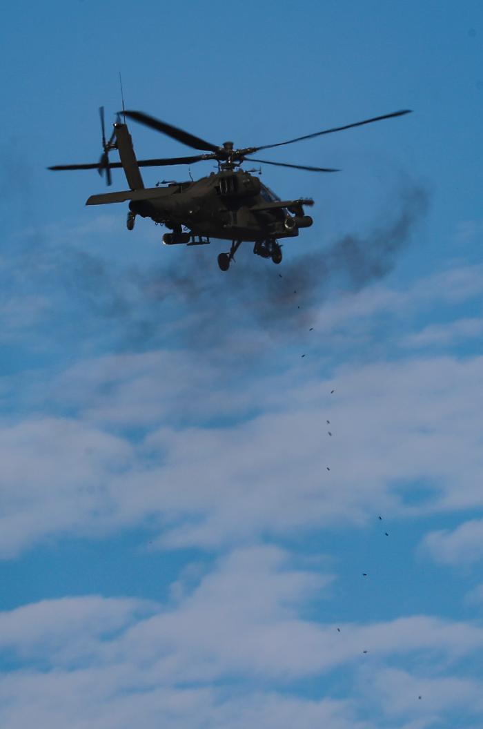 3일 경기도 양평군 비승사격장에서 열린 2024년 육군항공 사격대회 중 AH-64E 아파치 헬기가 표적을 향해 30㎜ 기관포를 발사하고 있다.