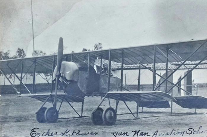 권기옥 지사가 ‘꼬드롱 G.3 훈련기’에 탑승한 모습. 권 지사가 1924년 7월 안창호에게 보낸 사진이다.