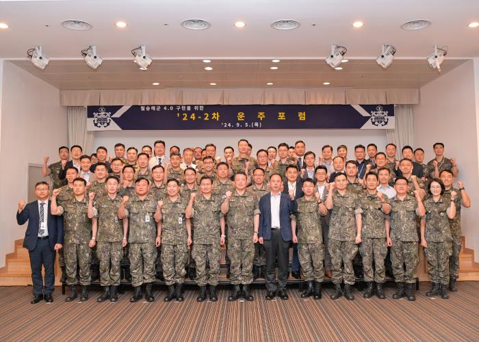 5일 서울 국방컨벤션에서 열린 운주포럼에서 강동길 해군참모차장을 비롯한 참가자들이 ‘필승해군 4.0’ 구현을 다짐하고 있다. 해군 제공