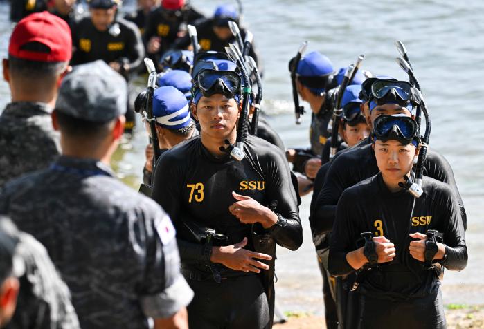 해군 심해잠수사 문희우 대위(진)가 해난구조 기본과정 중 핀·마스크 훈련을 하고 있다.