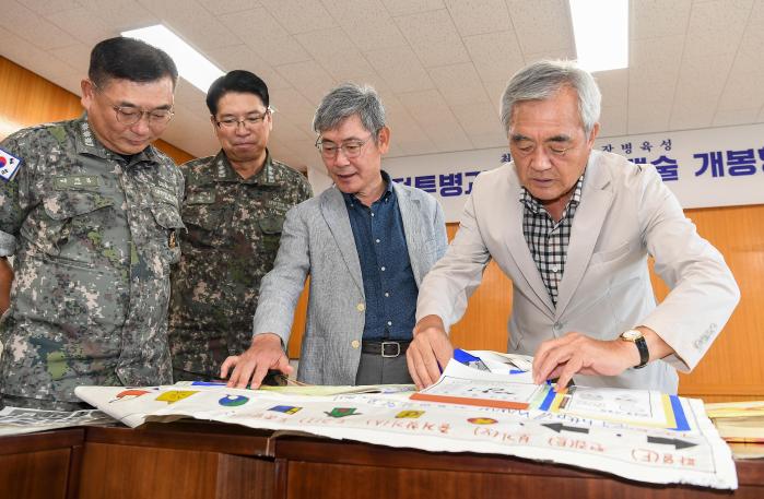 5일 해군교육사령부 전투병과학교에서 열린 타임캡슐 개봉행사에 참석한 현역·예비역 장병들이 타임캡슐에 담긴 내용물을 확인하고 있다. 부대 제공