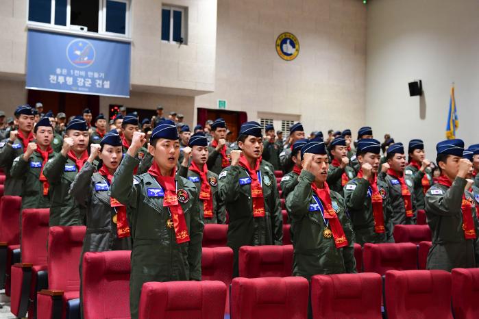 4일 공군1전투비행단에서 열린 ‘23-3차 고등비행교육과정 수료식’에서 신임 조종사들이 영공 수호를 다짐하고 있다. 부대 제공