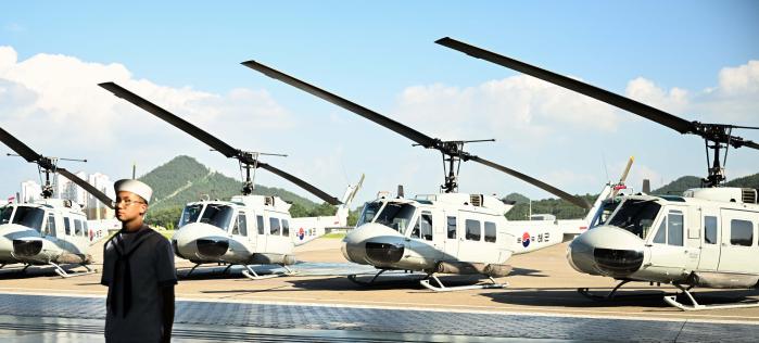 퇴역식에 도열해 있는 해군 UH-1H 헬기. 부대 제공