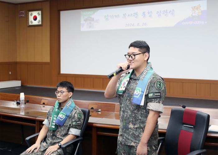 육군23경비여단이 개최한 임기제부사관 임관식에서 하사로 임관한 장병이 소감을 발표하고 있다. 부대 제공