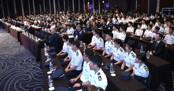 공군과 연세대 ASTI가 지난 6일 공동 개최한 ‘제26회 항공우주력 국제학술회의’에서 공군사관학교 생도와 외국군 등 참석자들이 주제 발표를 듣고 있다. 공군 제공