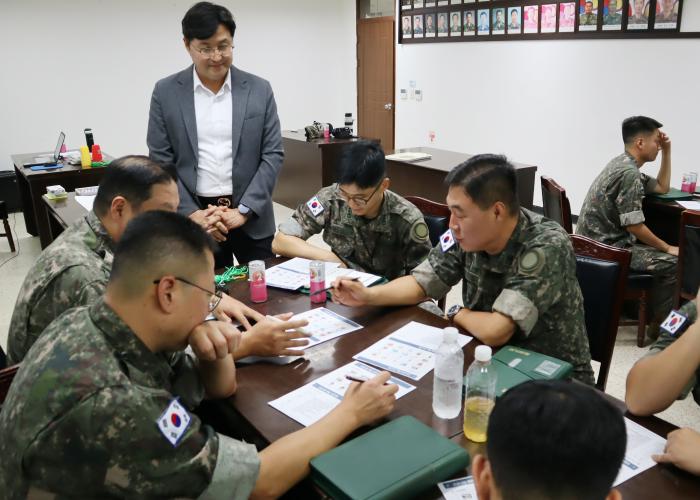 육군교육사령부 리더십 토털서비스팀이 육군15보병사단 독수리여단 장병들을 대상으로 교육을 하고 있다. 부대 제공