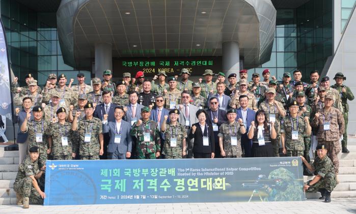 ‘제1회 국방부장관배 국제 저격수 경연대회’ 개회식에서 곽종근(앞줄 왼쪽 여섯째) 특수전사령관, 김경희(앞줄 왼쪽 일곱째) 이천시장, 역대 특수전사령관 등 주요 참석자들이 파이팅을 외치고 있다. 육군 제공