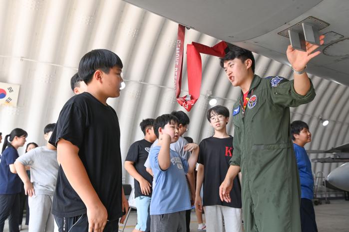 공군 38전투비행전대를 방문한 옥봉초등학교 학생들이 KF-16 전투기를 관람하고 있다. 사진 제공=강다빈 하사