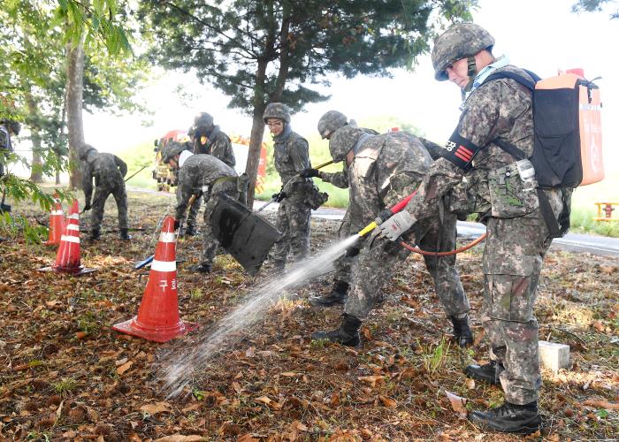 공군10전투비행단 장비정비대대 장병들이 폭발물 저장지역 화재를 진압하고 있다. 부대 제공