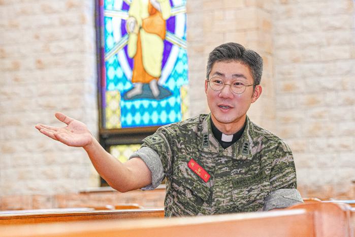 해병대사령부 군종실 박동진 대위가 부대 성당에서 사고 상황을 설명하고 있다. 해병대 제공