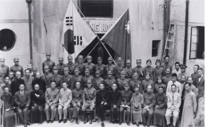 1940년 9월 17일 광복군 창설식인 ‘한국광복군 총사령부 성립 전례식’이 중국 충칭 가릉강가에 있는 가릉빈관에서 임시정부 요인들과 외국인 귀빈 200여 명이 참석한 가운데 성대하게 열렸다. 출처=위키피디아