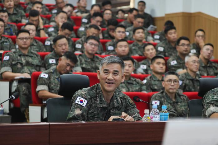 정신전력교육 강화를 당부하는 서진하 군단장.