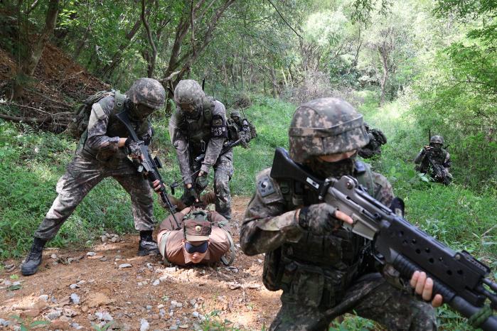 육군28보병사단 최우수 DMZ 작전팀 선발 평가에 참여한 장병들이 FTX 평가 과제 중 하나인 귀순자 유도 절차를 실시하고 있다. 사진 제공=이기욱 소위