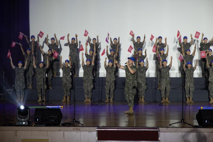 10일 충남 계룡시 계룡대에서 열린 ‘제11회 육군 군가합창대회’에서 50보병사단 신병교육대대 장병들이 ‘위 캔 플라이’를 열창하고 있다. 육군 제공