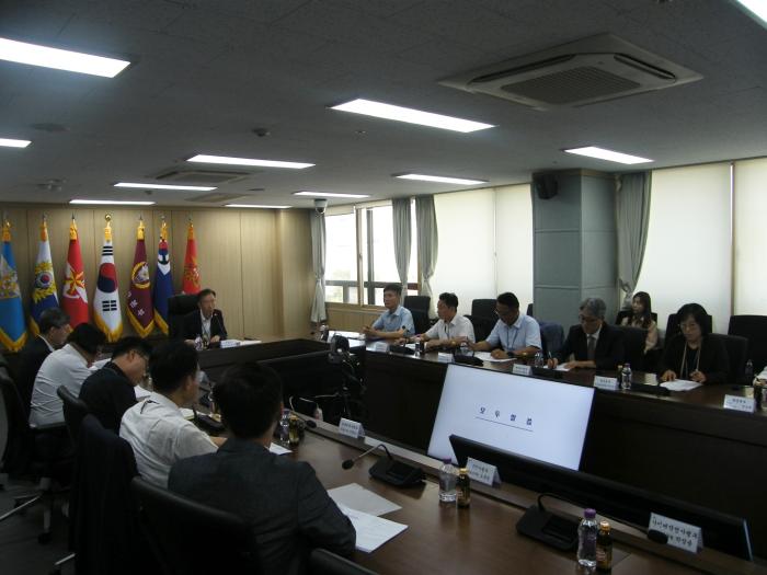 10일 국방부 대표군무원 간담회에서 김수삼(가운데) 국방부 인사복지실장이 모두발언을 하고 있다. 국방부 제공