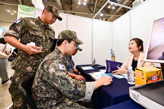 10일 부산 벡스코에서 열린 ‘2024 해양수산 취업박람회’에서 전역예정 장병들이 취업 컨설팅을 받고 있다. 해군 제공